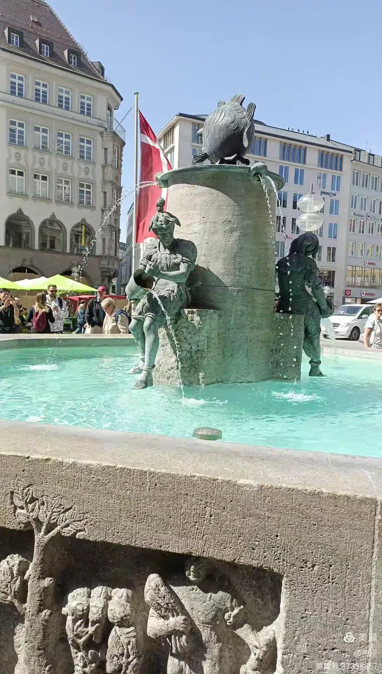 玛利亚广场上的青铜雕像喷泉是鱼泉许愿池,正对着新市政厅的入口